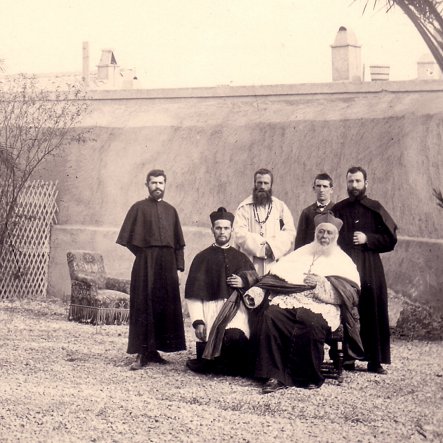 1890 à Biskra. Photo prise par sa soeur, Vve Kiener
http://www.peresblancs.org/archives/2Cardinal_90Biskra2.jpg
